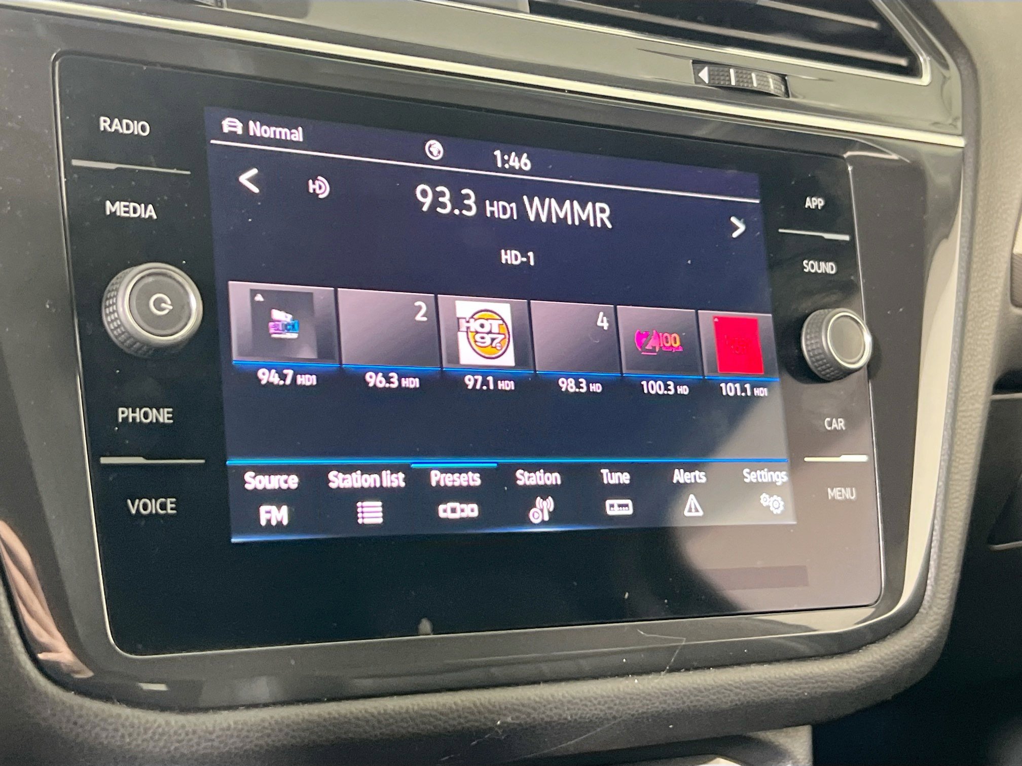 Used 2022 Volkswagen Tiguan SE AWD/4WD image 14