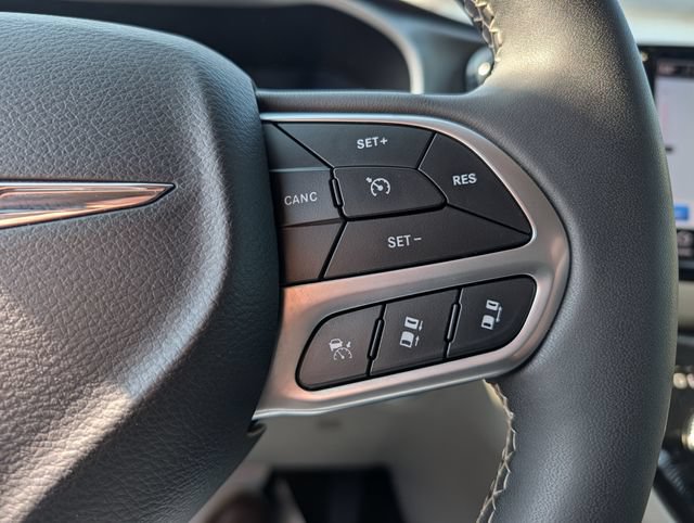 Used 2024 Chrysler Pacifica Touring-L FWD image 22