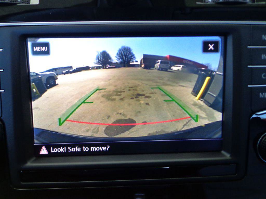 Used 2017 Volkswagen Golf 4-Door image 27