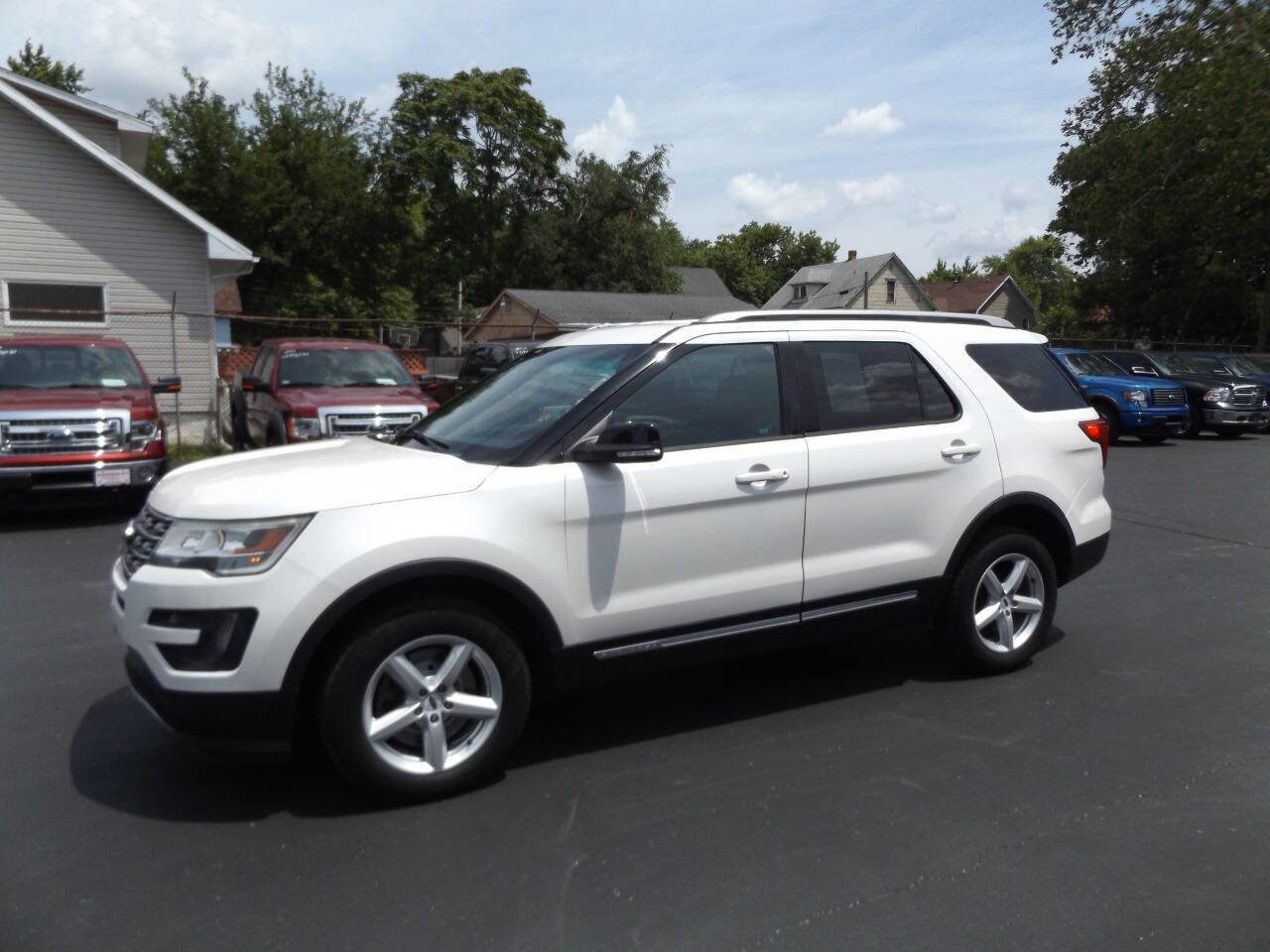 Used 2016 Ford Explorer XLT image 1