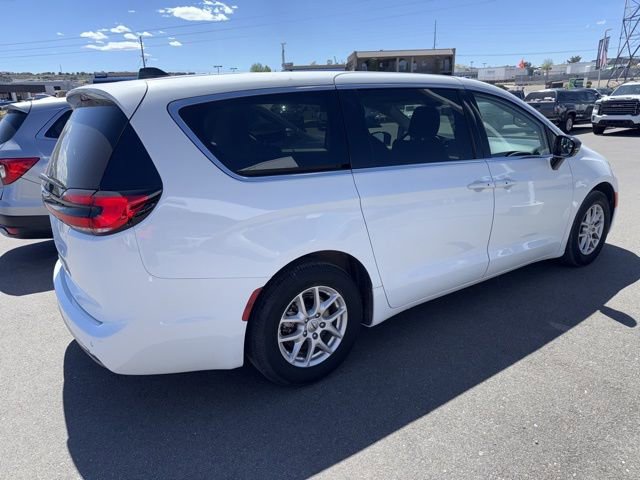 Used 2024 Chrysler Pacifica Touring-L image 4