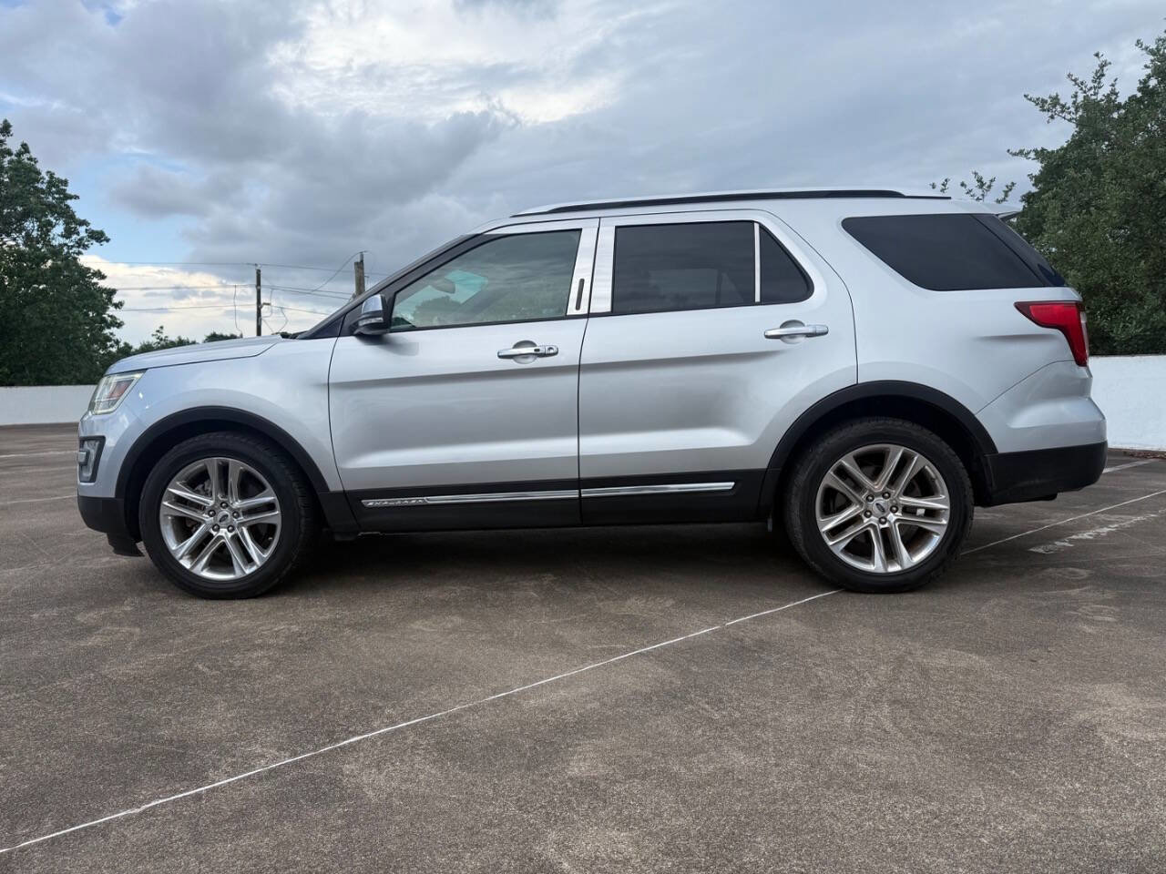 Used 2017 Ford Explorer Limited FWD image 5