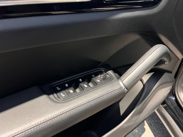 Used 2022 Porsche Cayenne Platinum Edition AWD/4WD image 11