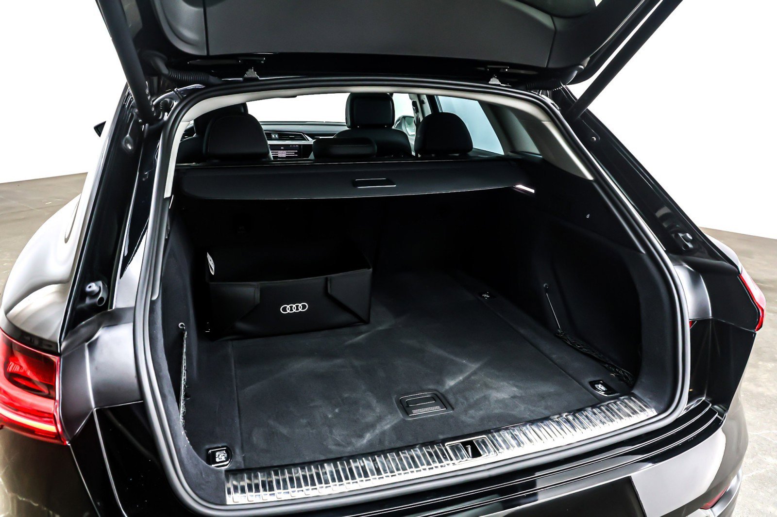 Used 2024 Audi Q8 e-tron Premium Plus image 24