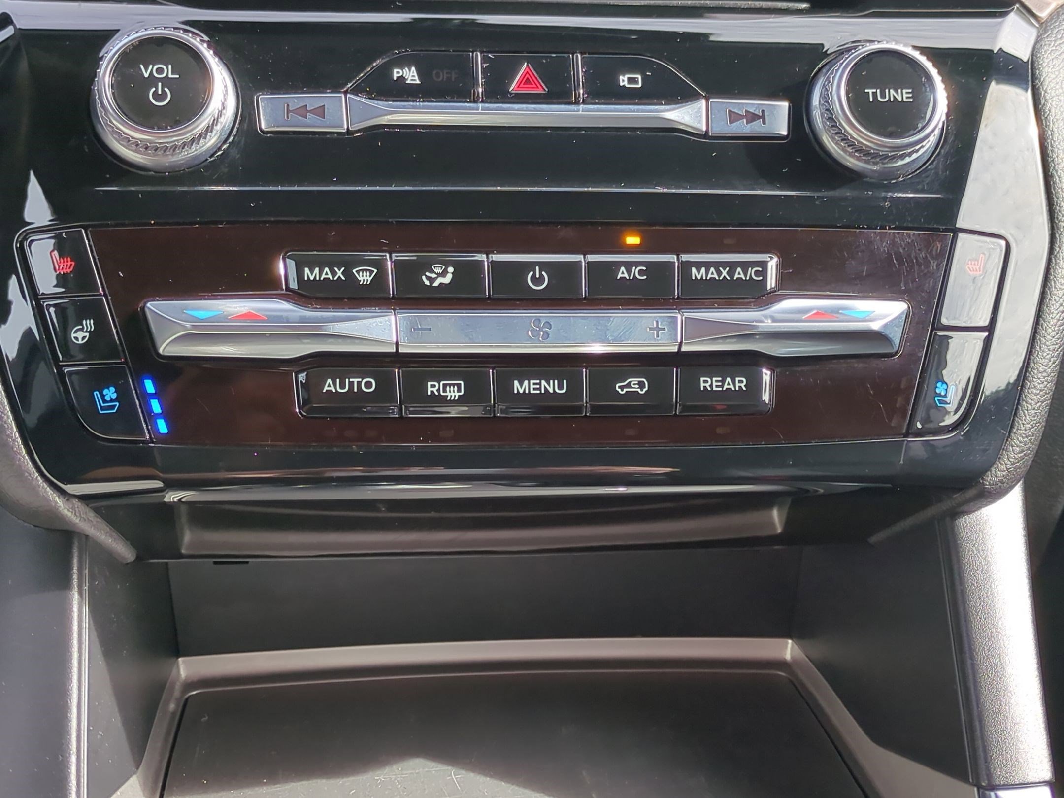 Used 2022 Ford Explorer Limited w/ Equipment Group 301A image 24