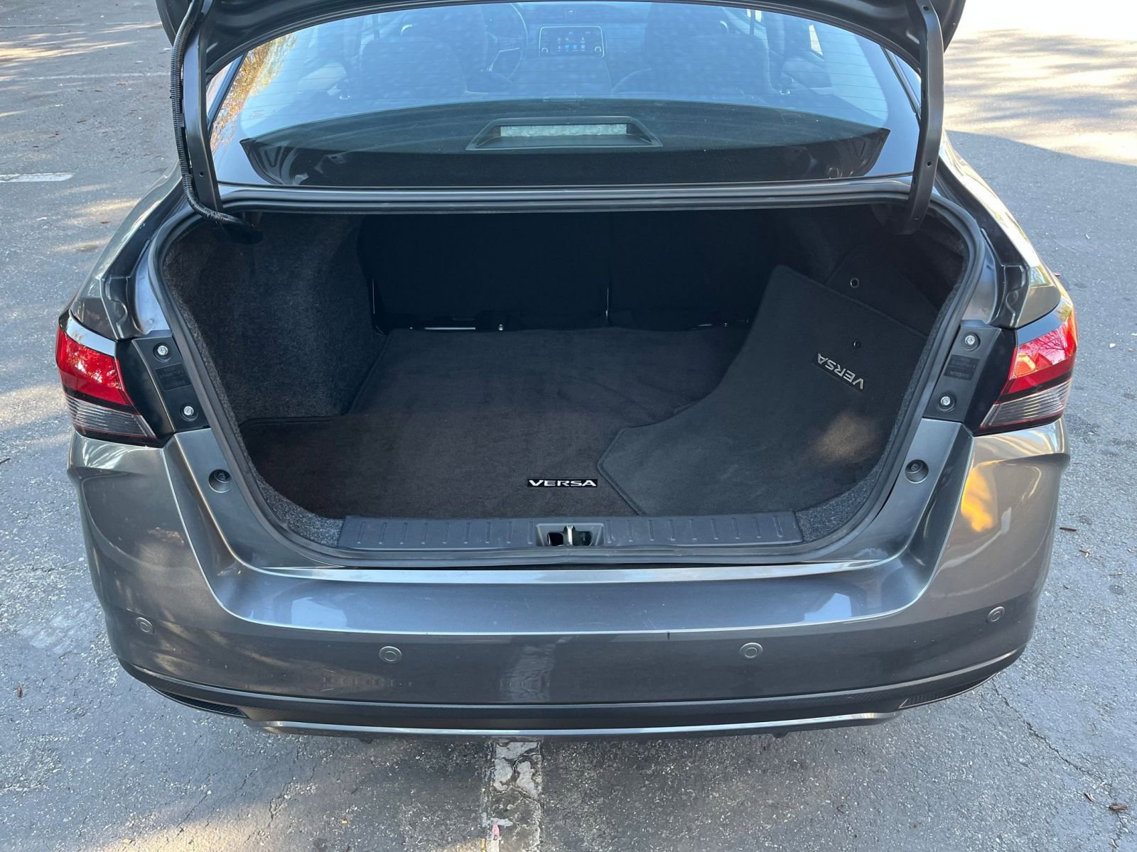 Used 2025 Nissan Versa SV image 29