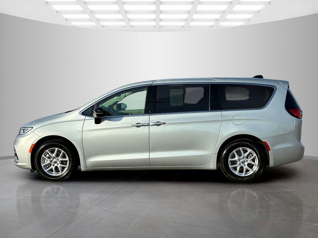 Used 2024 Chrysler Pacifica Touring-L image 8