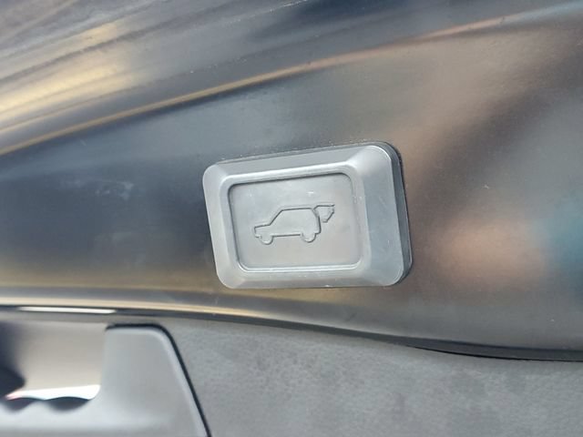 Used 2022 Toyota RAV4 XLE Premium AWD/4WD image 9