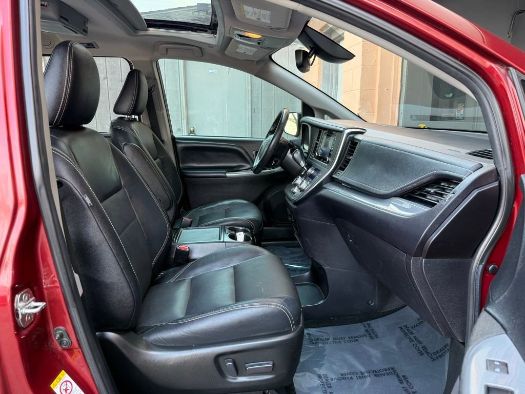 Used 2019 Toyota Sienna SE w/ SE Preferred Package FWD image 21