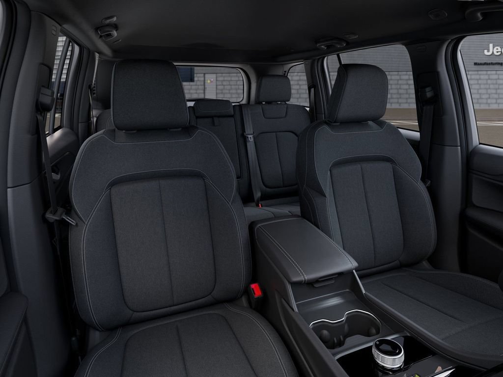 Used 2025 Jeep Grand Cherokee Laredo w/ MOPAR Finishing Package AWD/4WD image 16