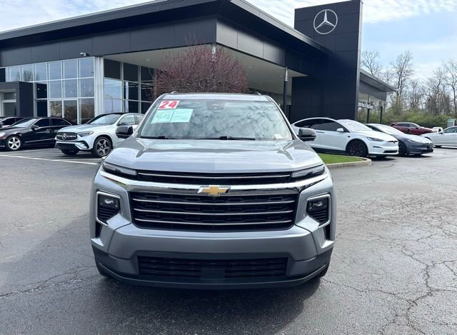 Used 2024 Chevrolet Traverse LT image 2