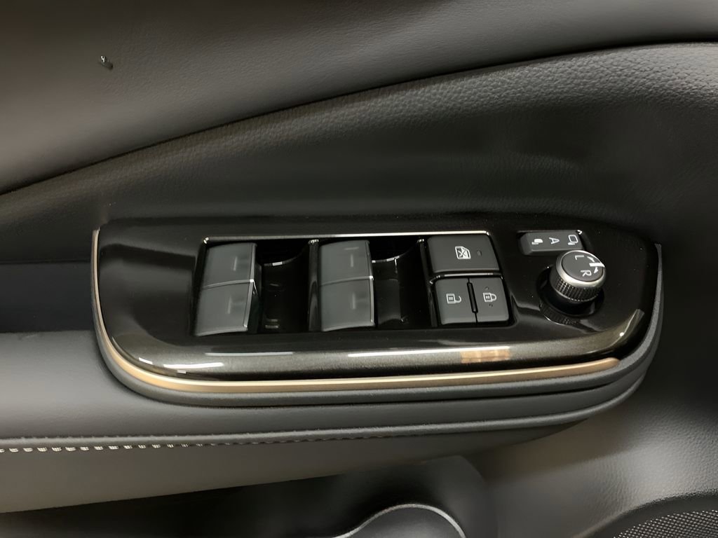 New 2025 Toyota Crown Signia image 12