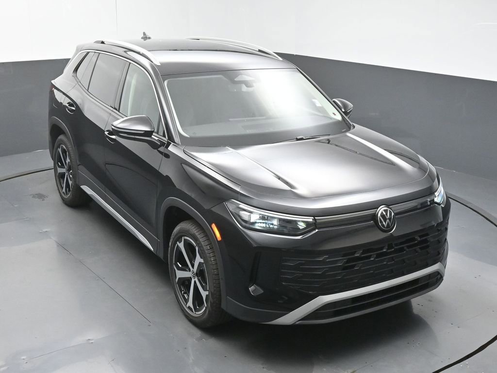 Used 2025 Volkswagen Tiguan SE FWD image 43