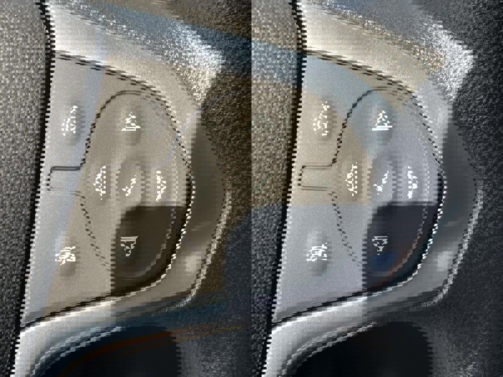 Used 2021 Chevrolet Traverse LS FWD image 29