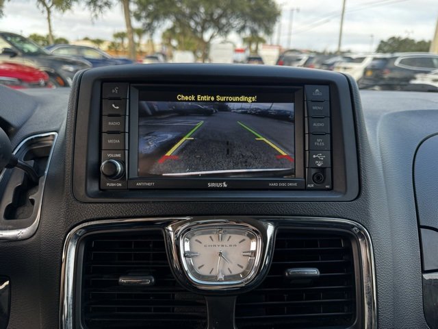 Used 2015 Chrysler Town & Country Touring w/ Driver Convenience Group image 30