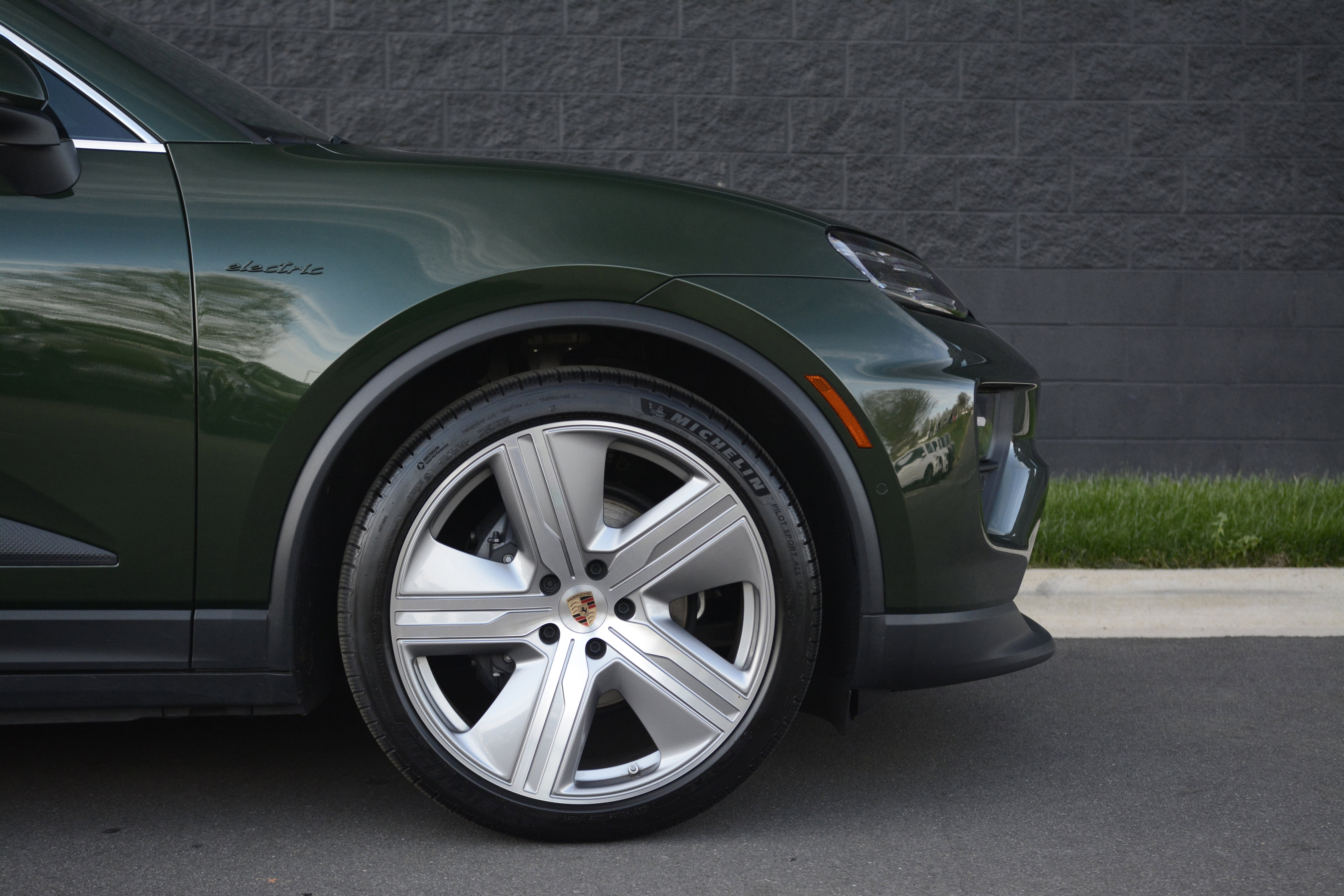 Certified 2025 Porsche Macan 4 Electric image 40