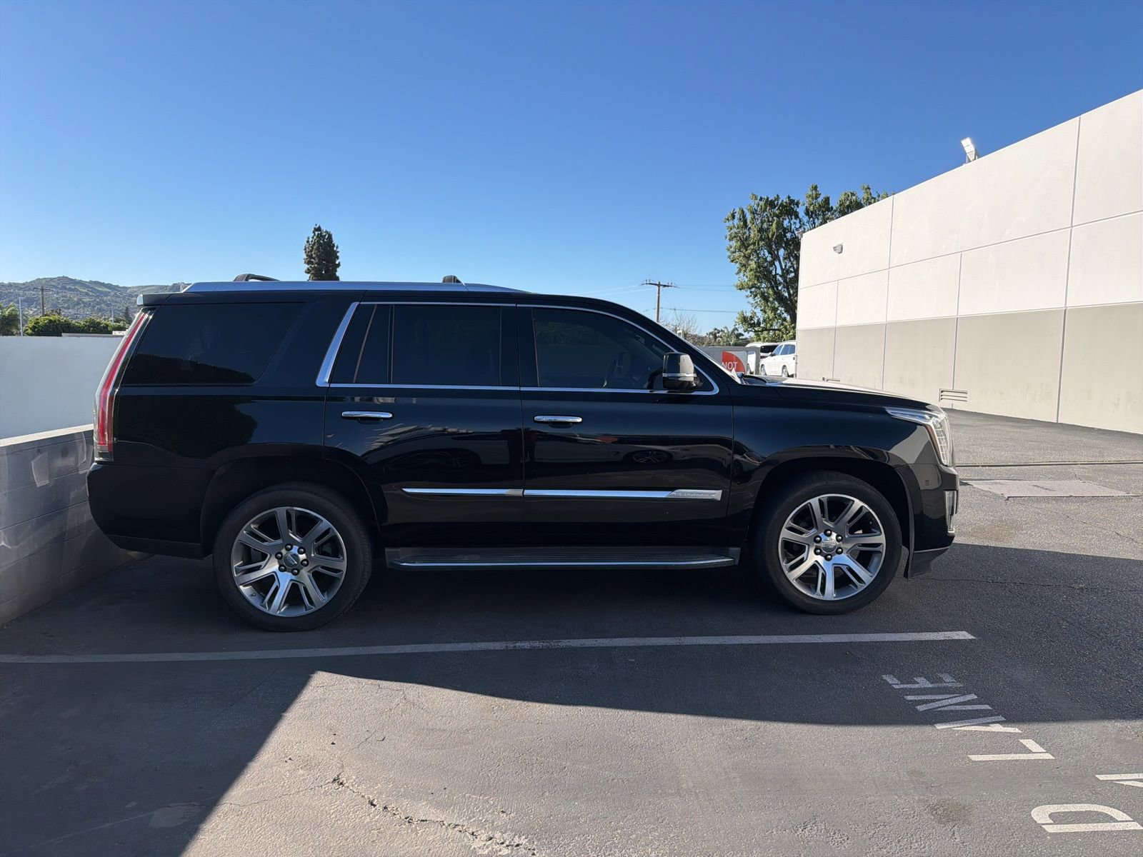 Used 2016 Cadillac Escalade Luxury image 8