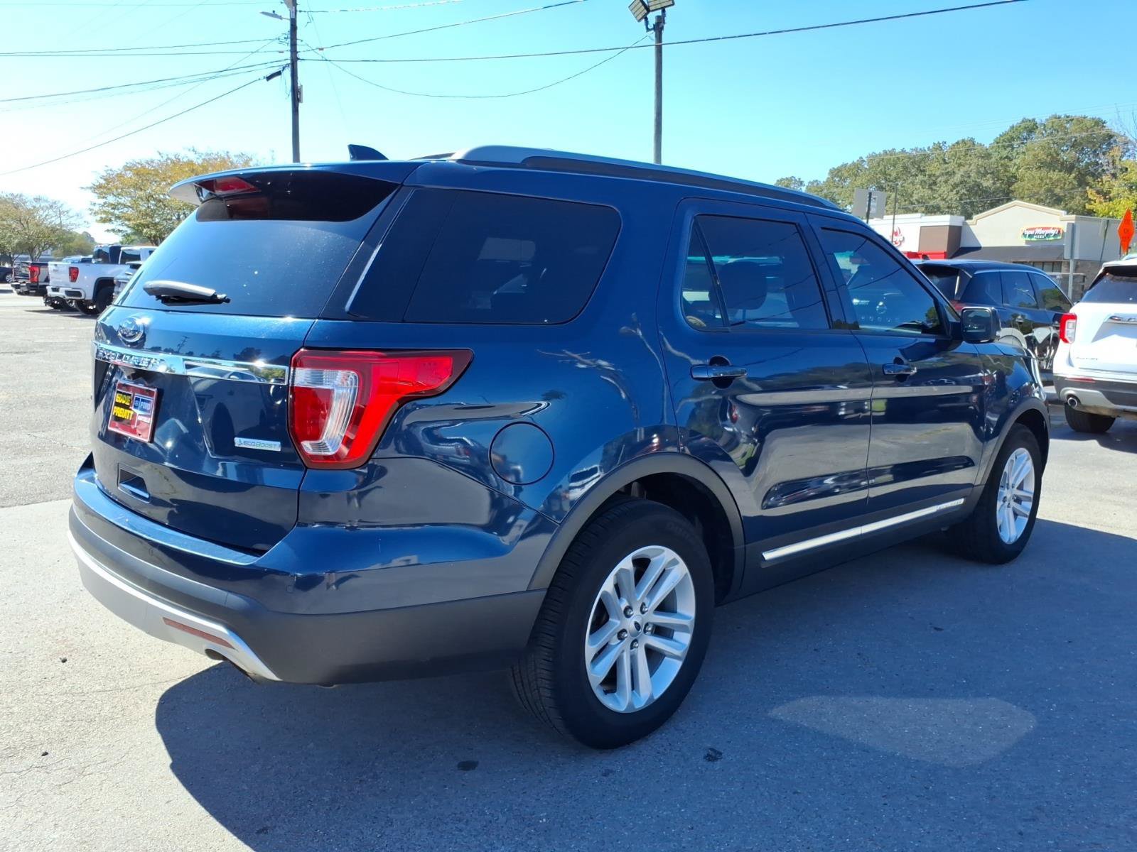 Used 2017 Ford Explorer XLT w/ Equipment Group 202A FWD image 4