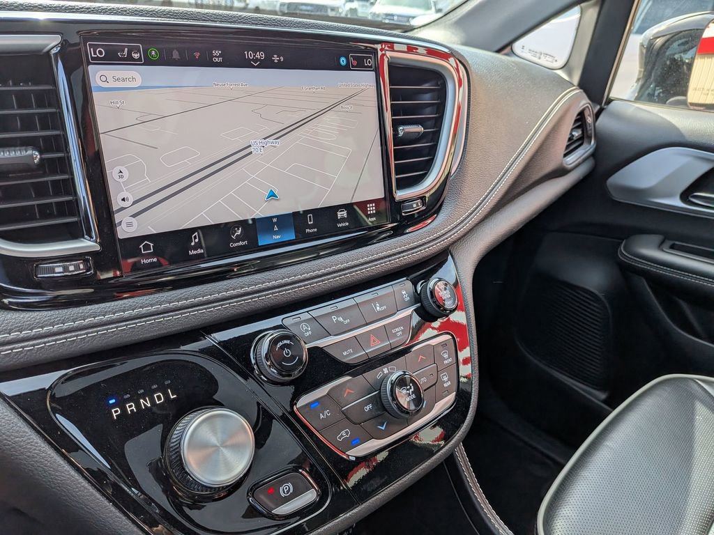 Used 2025 Chrysler Pacifica Limited image 19