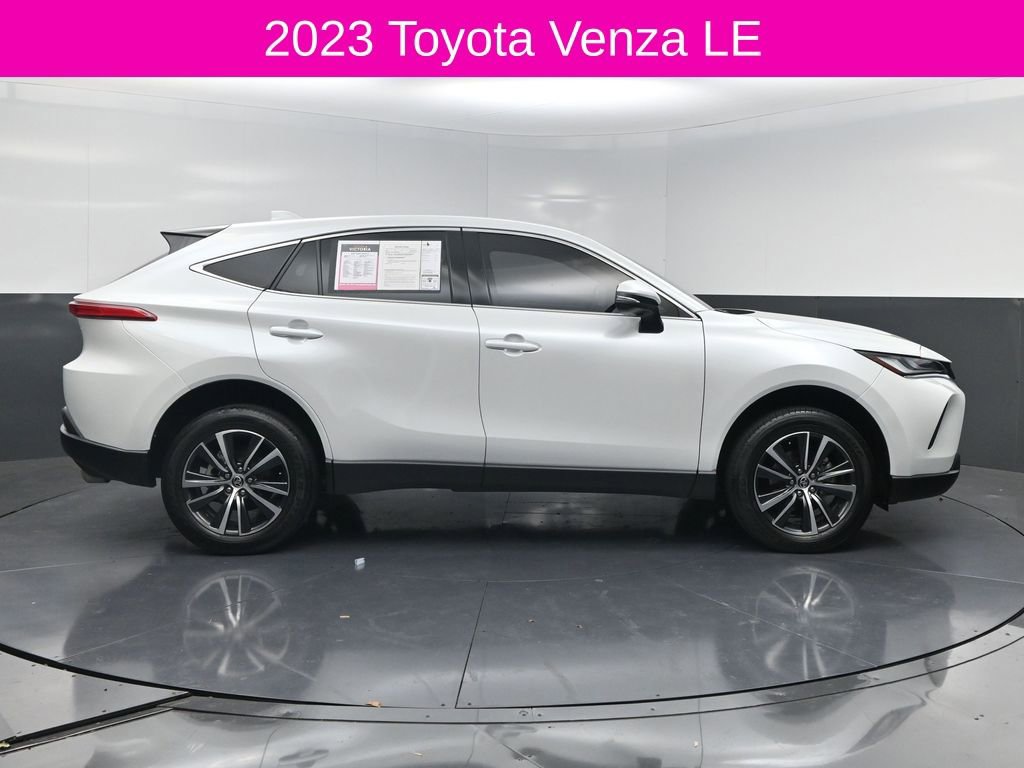 Used 2023 Toyota Venza LE image 4