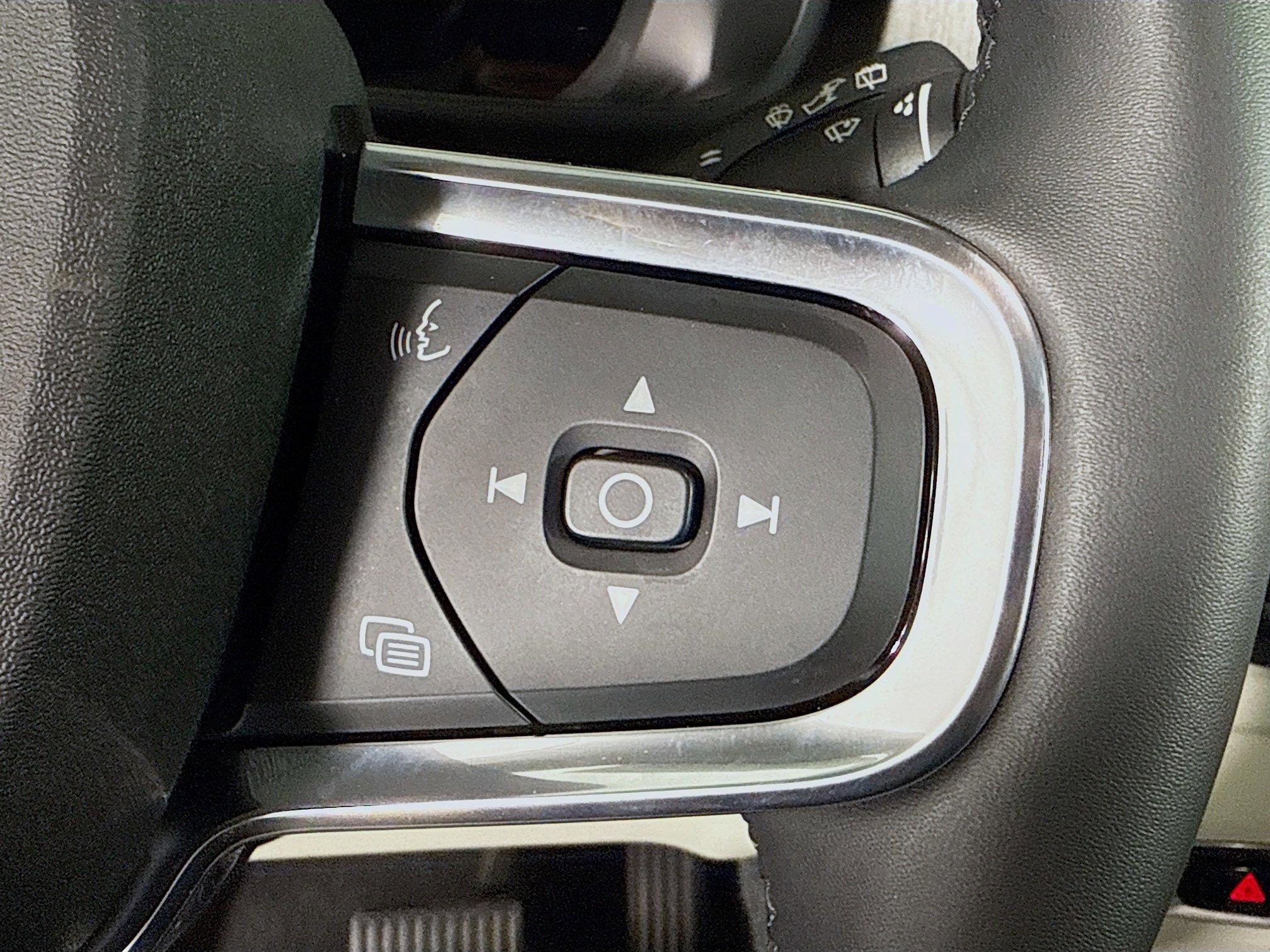 Used 2024 Volvo XC40 B5 Plus image 15