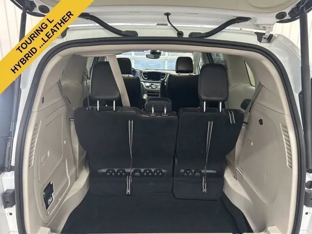 Used 2023 Chrysler Pacifica Touring-L image 12