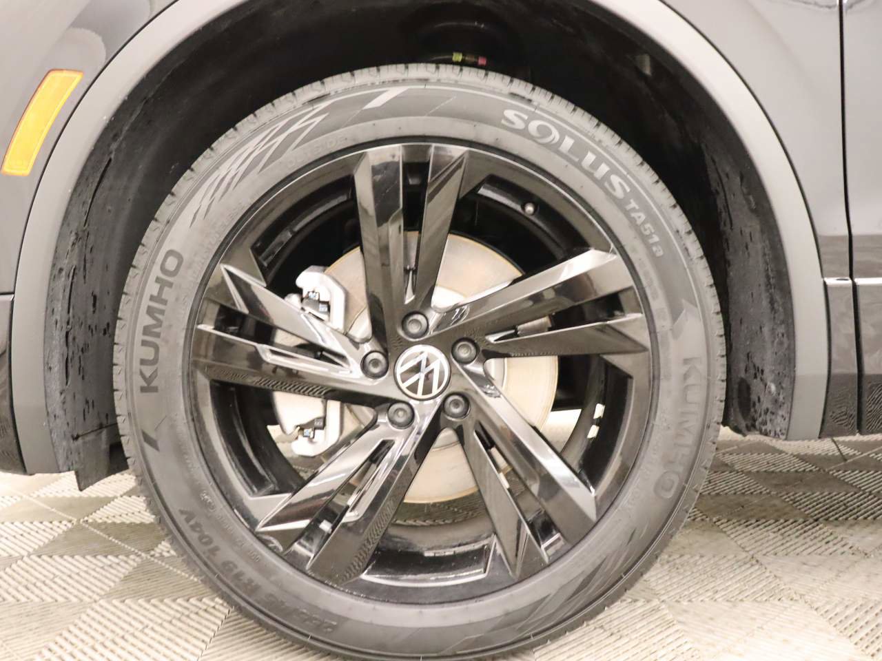 Certified 2024 Volkswagen Tiguan SE R-Line image 7