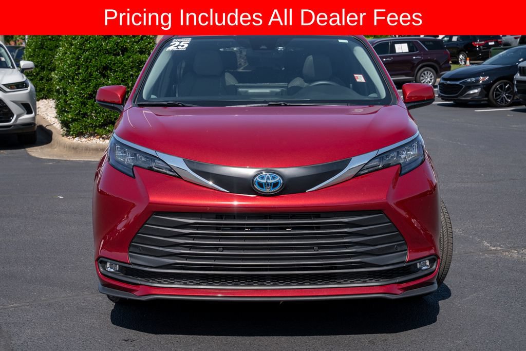 Used 2025 Toyota Sienna XLE FWD image 2
