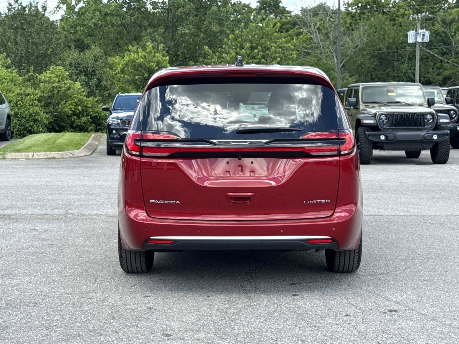 New 2027 Chrysler Pacifica Limited FWD image 6
