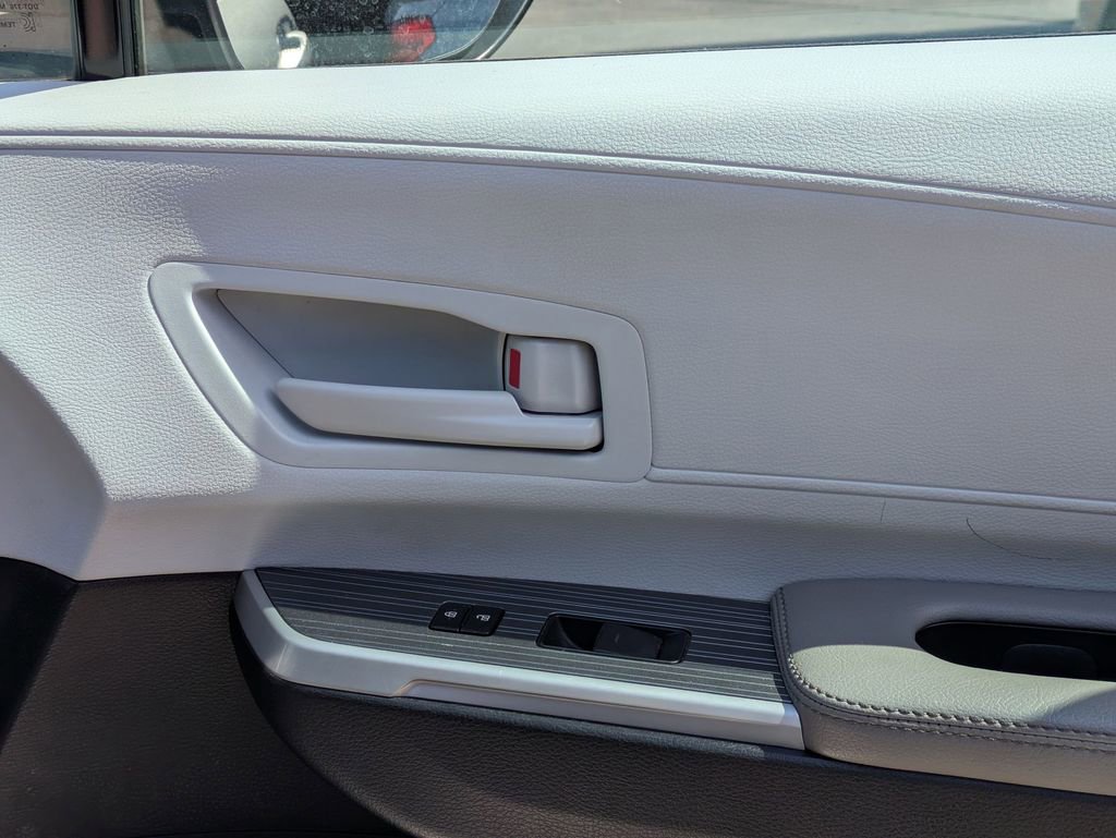 Used 2025 Toyota Sienna LE image 34