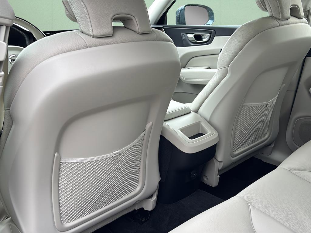 Used 2021 Volvo XC60 T5 Momentum w/ Premium Package image 22