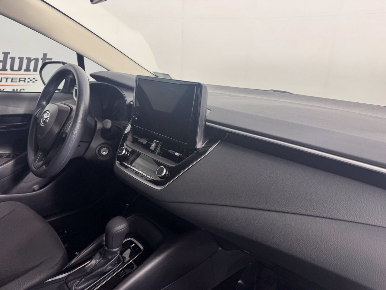 Used 2025 Toyota Corolla LE FWD image 30