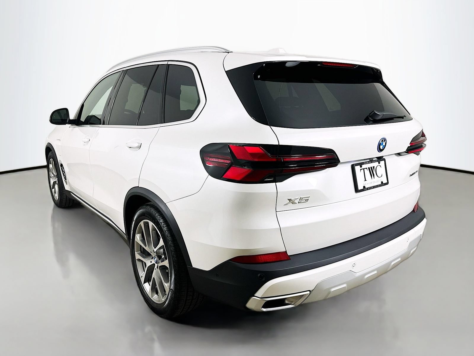 New 2026 BMW X5 xDrive50e w/ Premium Package AWD/4WD image 7