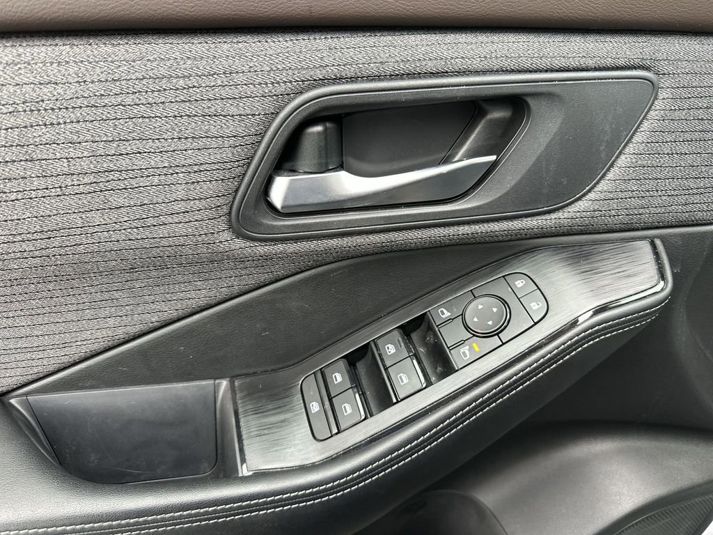 Used 2022 Nissan Rogue SV image 13