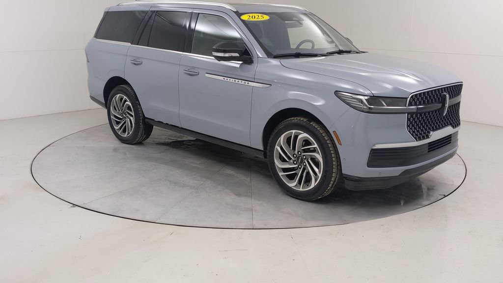 Used 2025 Lincoln Navigator Reserve image 13
