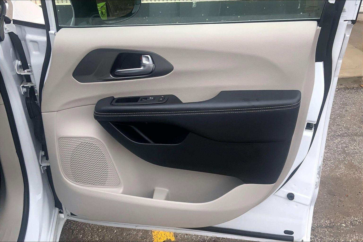 Used 2024 Chrysler Pacifica Touring-L image 26