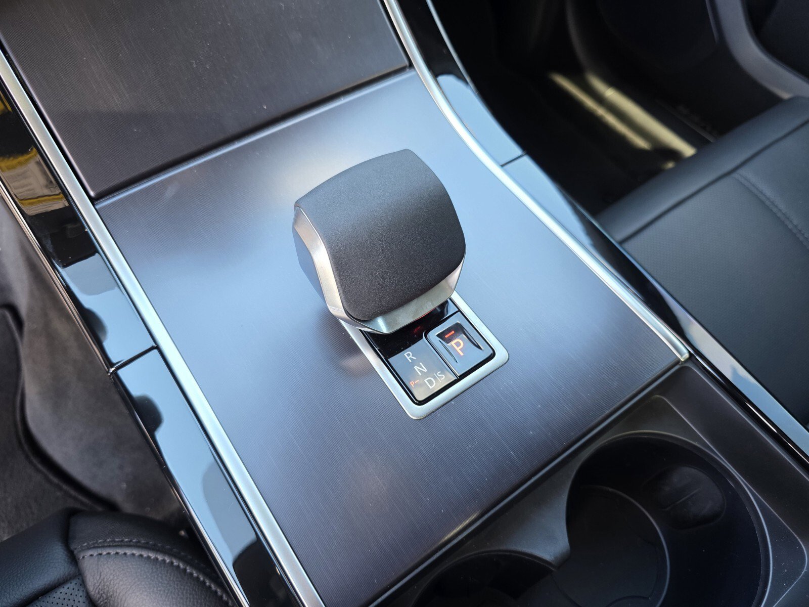 New 2026 Land Rover Range Rover Velar Dynamic SE image 17