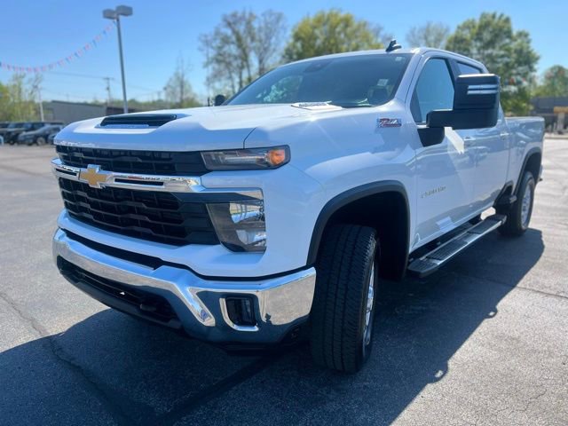 Used 2024 Chevrolet Silverado 2500 LT AWD/4WD image 3