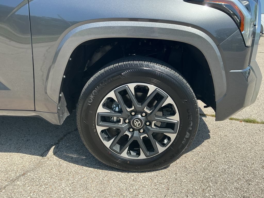 Used 2025 Toyota Tundra Limited AWD/4WD image 12