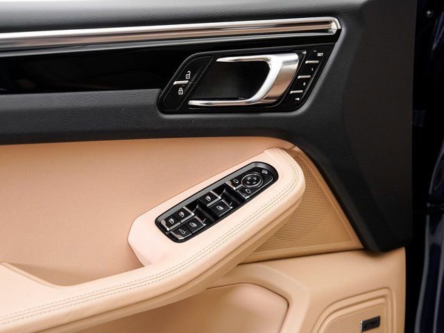 Certified 2025 Porsche Macan image 8