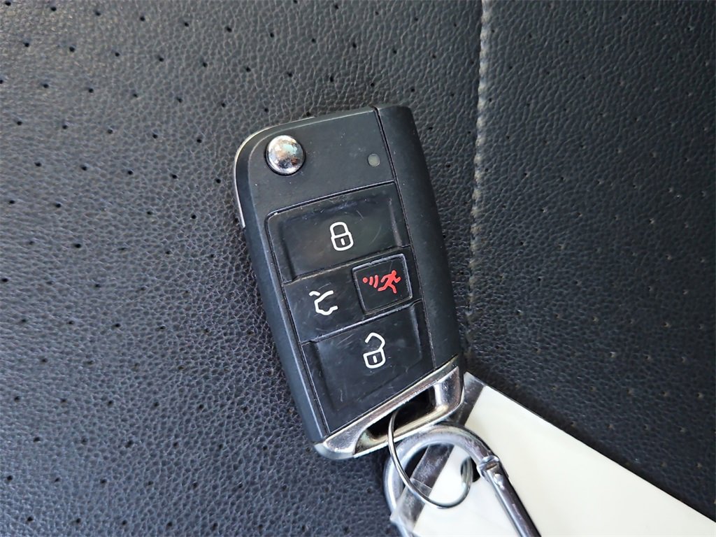 Used 2018 Volkswagen Tiguan SE w/ Panoramic Sunroof Package image 39