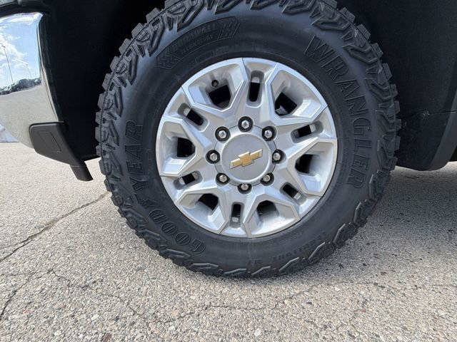 Used 2024 Chevrolet Silverado 2500 LT AWD/4WD image 4