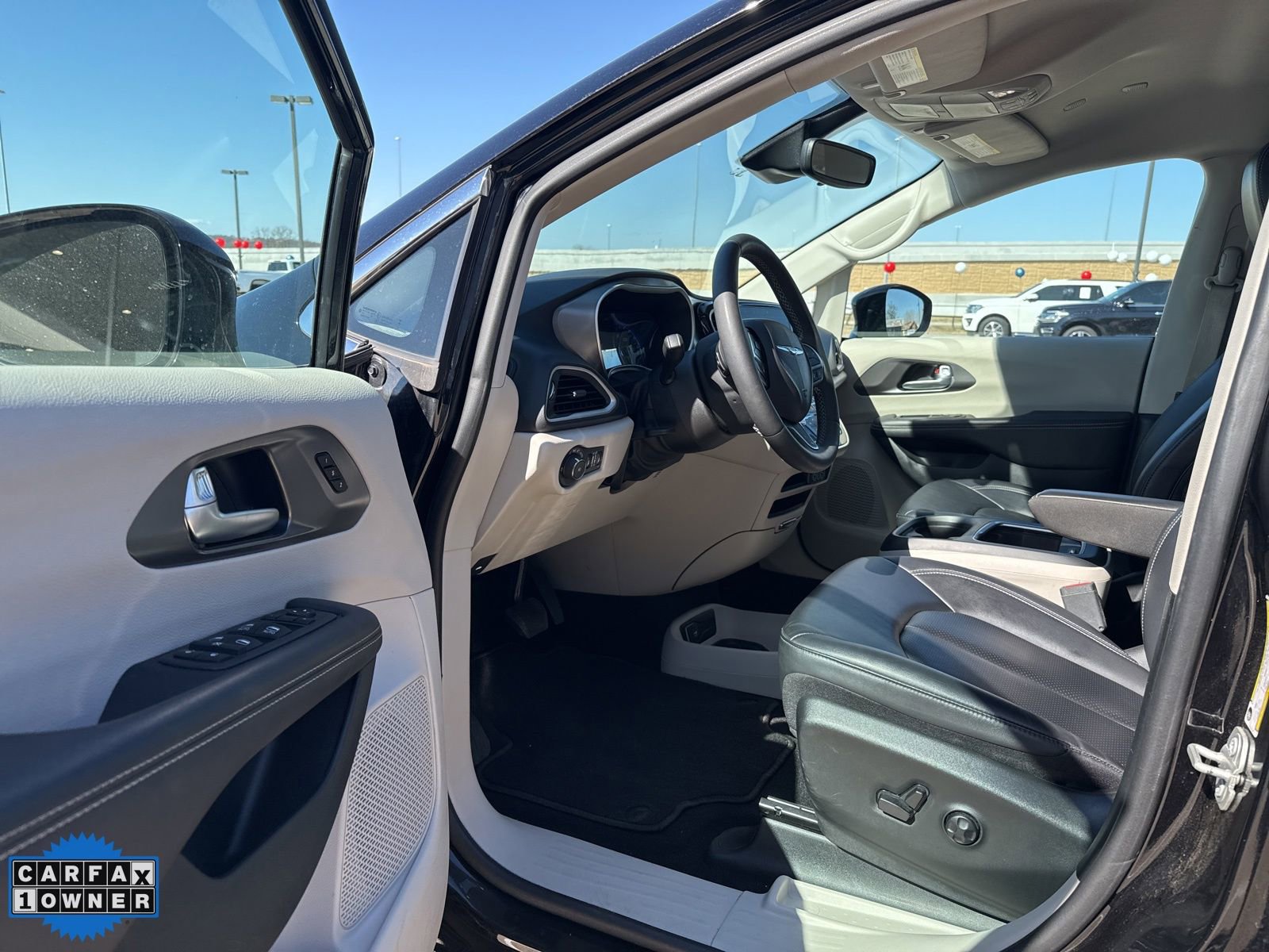 Used 2024 Chrysler Pacifica Touring-L FWD image 12