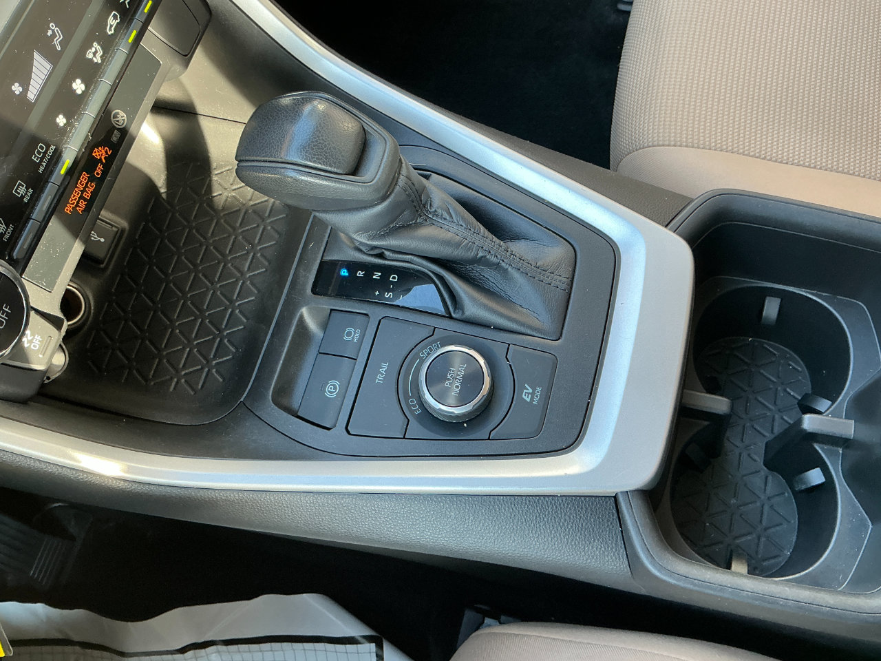 Used 2022 Toyota RAV4 LE image 14
