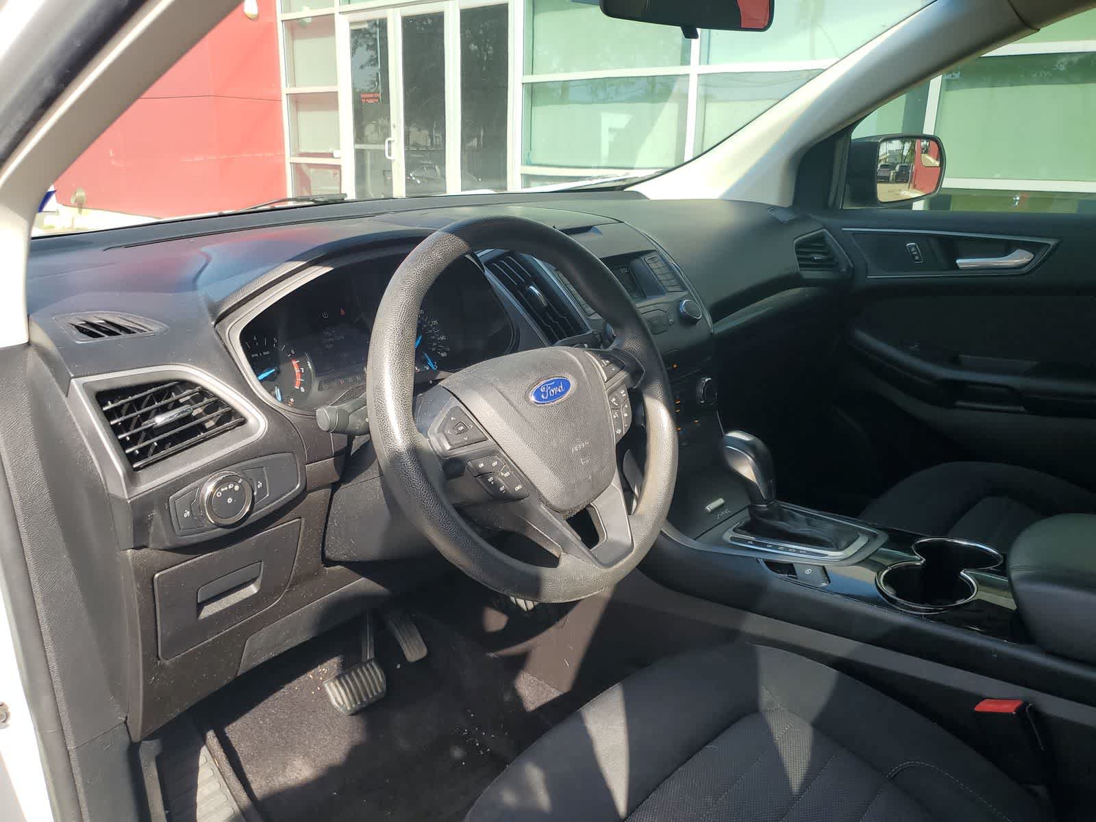 Used 2017 Ford Edge SE FWD image 2