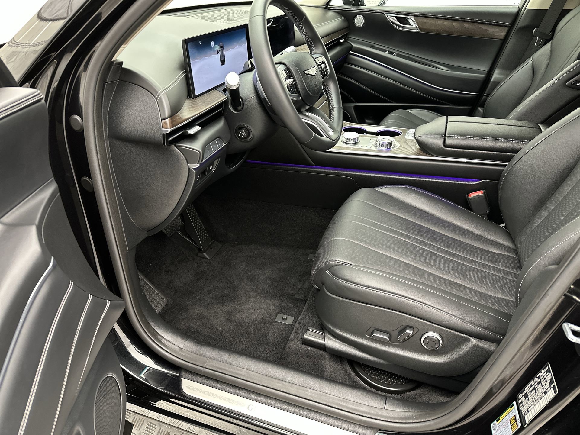 Certified 2025 Genesis GV80 2.5T Select AWD/4WD image 11