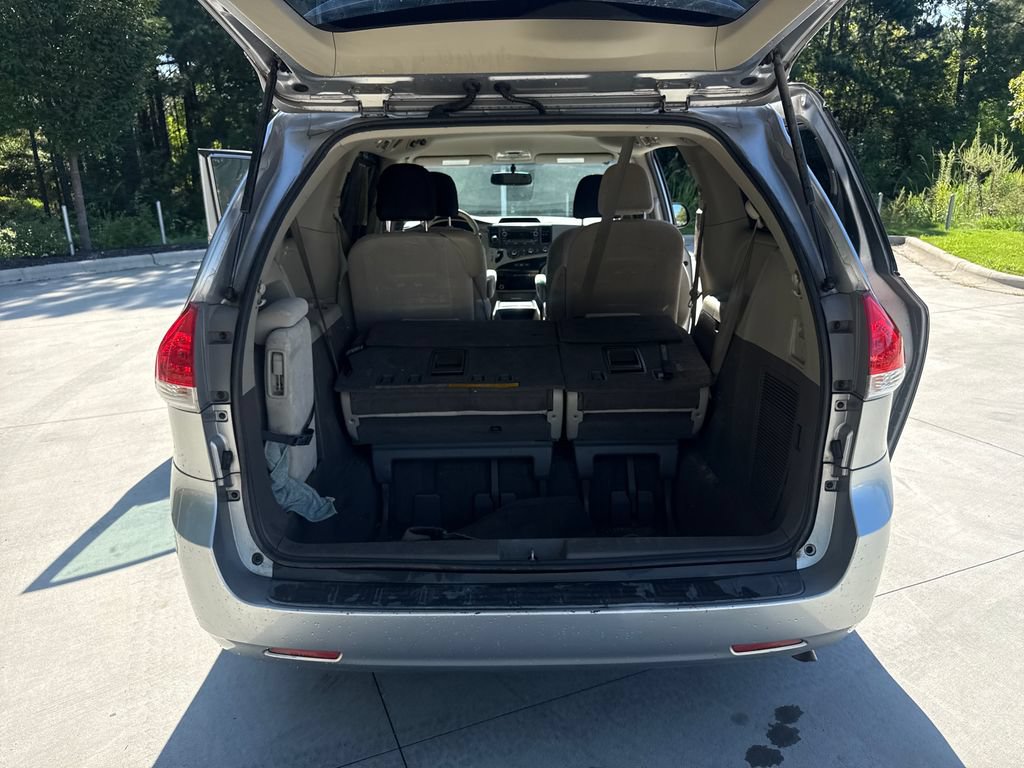 Used 2011 Toyota Sienna LE FWD image 32