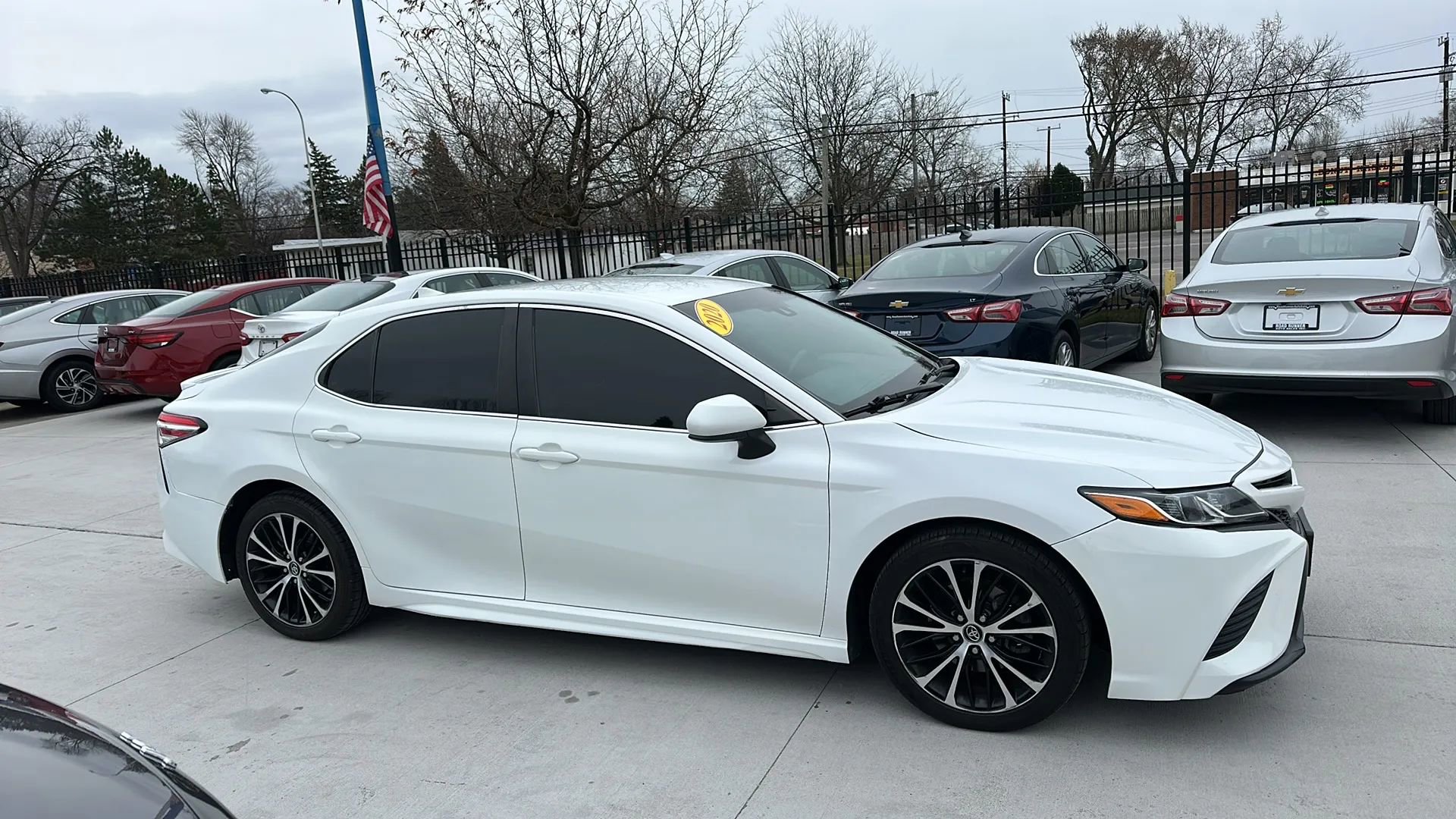 Used 2020 Toyota Camry SE image 4