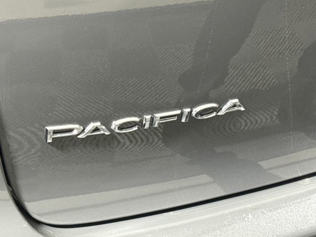 Used 2023 Chrysler Pacifica Touring-L image 26