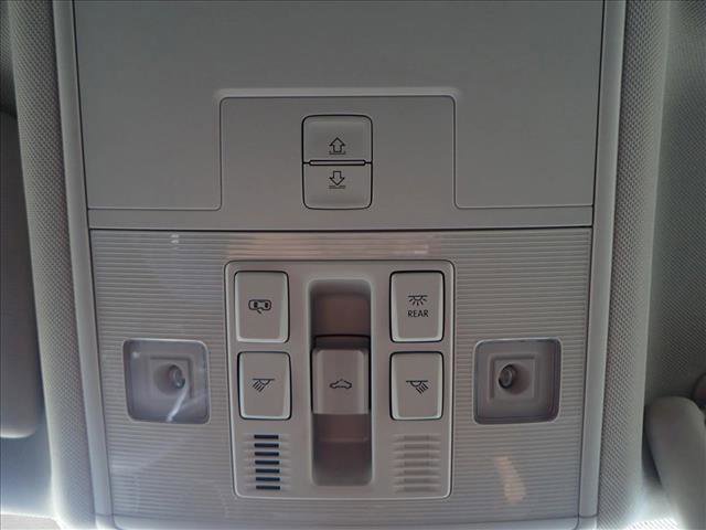 Used 2018 Volkswagen Golf SE image 24